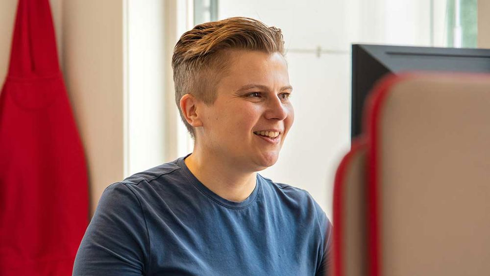 Pracownik Veidekke, który pracuje patrząc na ekran komputera